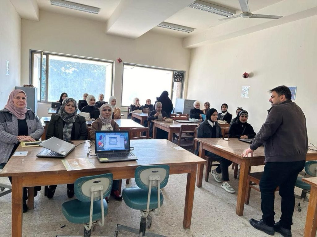 تدريسيات من كلية التربية للبنات في زيارة علمية الى كلية العلوم للهندسة الزراعية في جامعة بغداد .