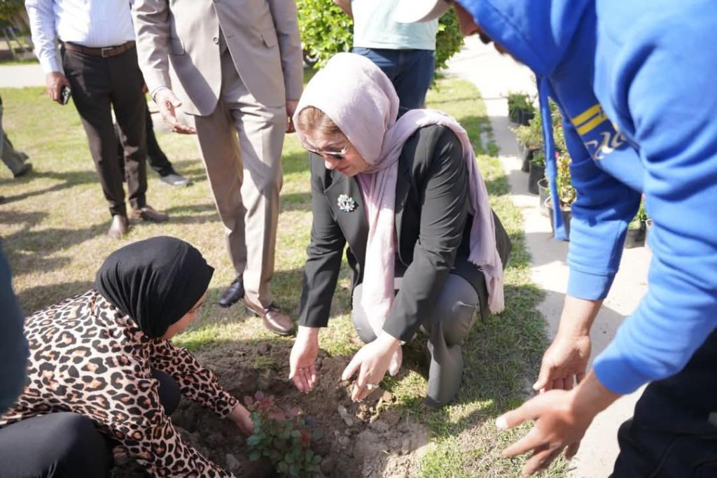 كلية التربية للبنات تنظم حملة تشجير واسعة بمناسبة يوم التشجير الوطني