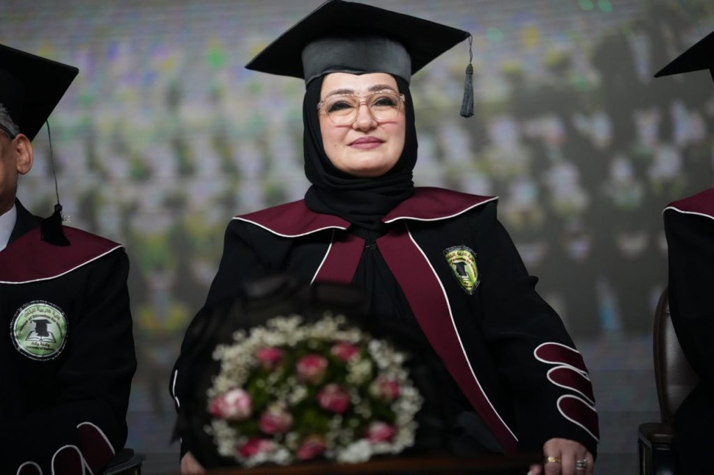 كلية التربية للبنات تحتفي بخريجاتها في حفلها المركزي الأول للعام الدراسي 2025–2026•••